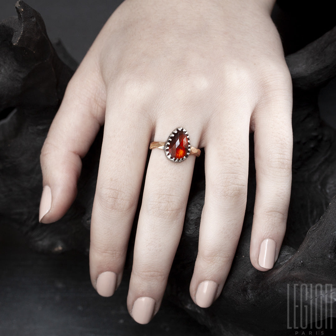 Bague de fiançailles en or rouge, argent et grenat rougebague sur mesure, pièce unique, au design contemporain, en or rouge et argent noir avec une pierre centrale un grenat