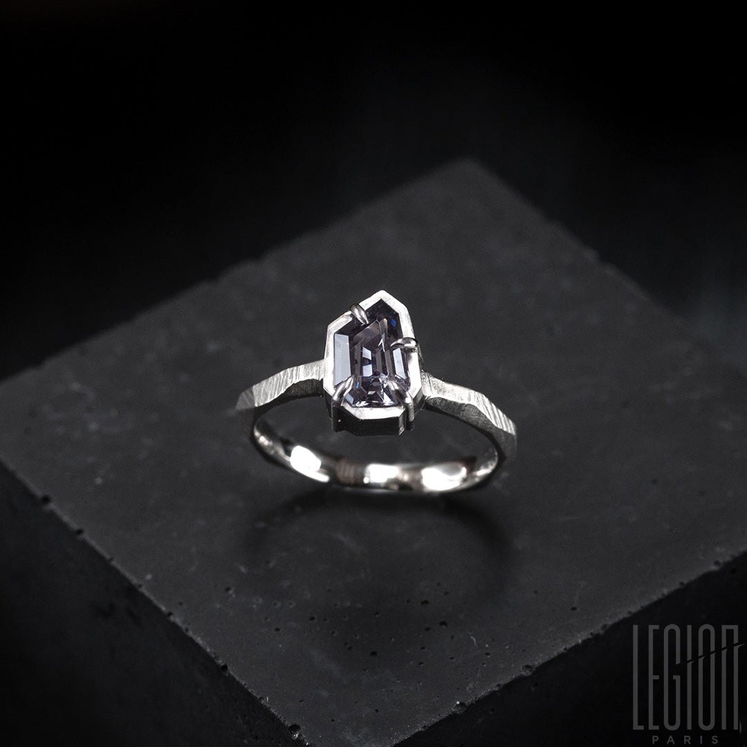 Bague en or blanc et spinelle gris indigo