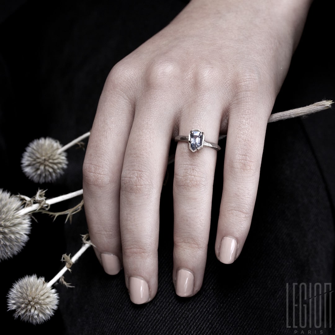 Bague en or blanc et spinelle gris indigo