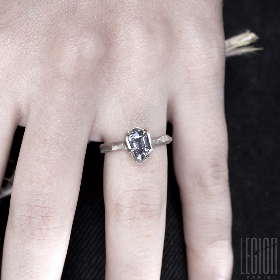 Bague en or blanc et spinelle gris indigo