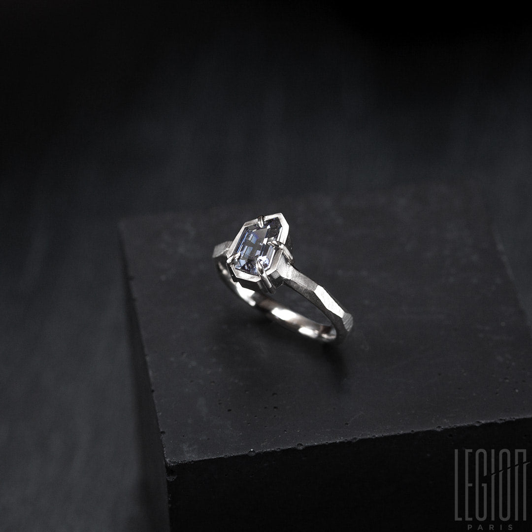 Bague en or blanc et spinelle gris indigo