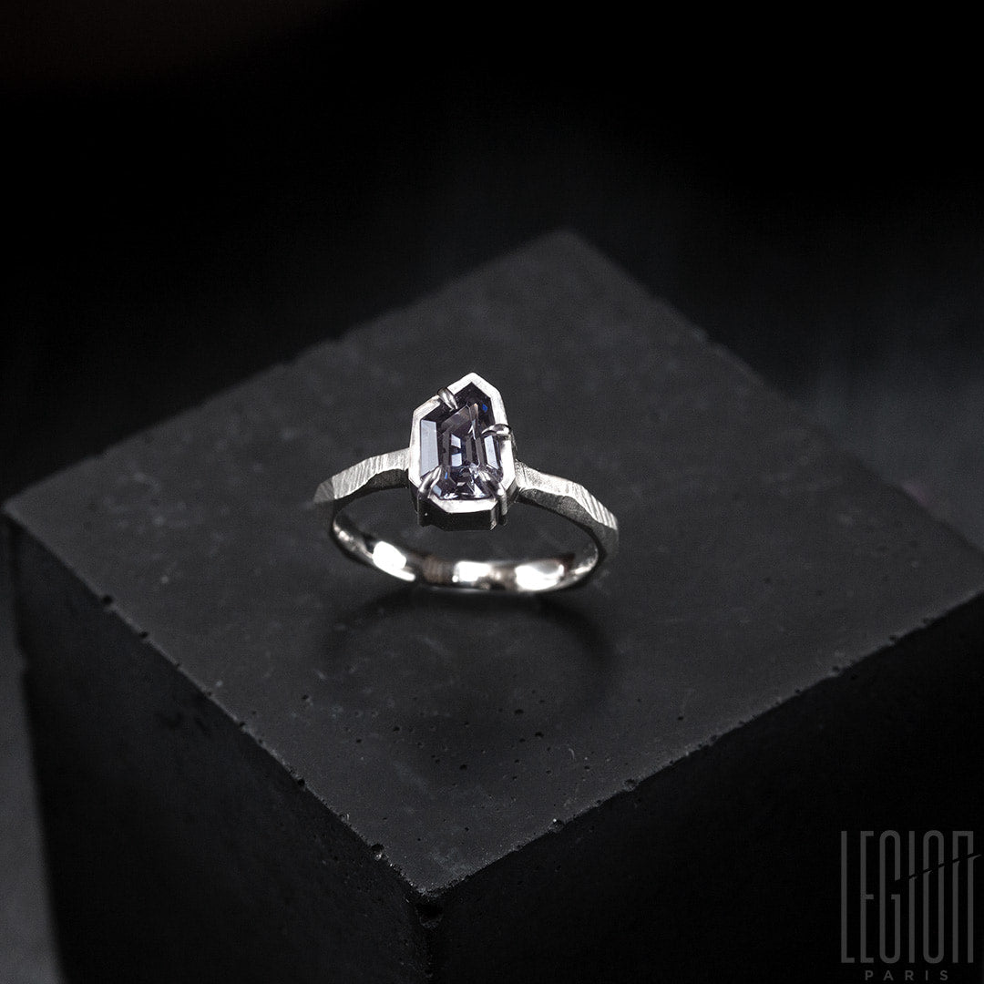 Bague en or blanc et spinelle gris indigo