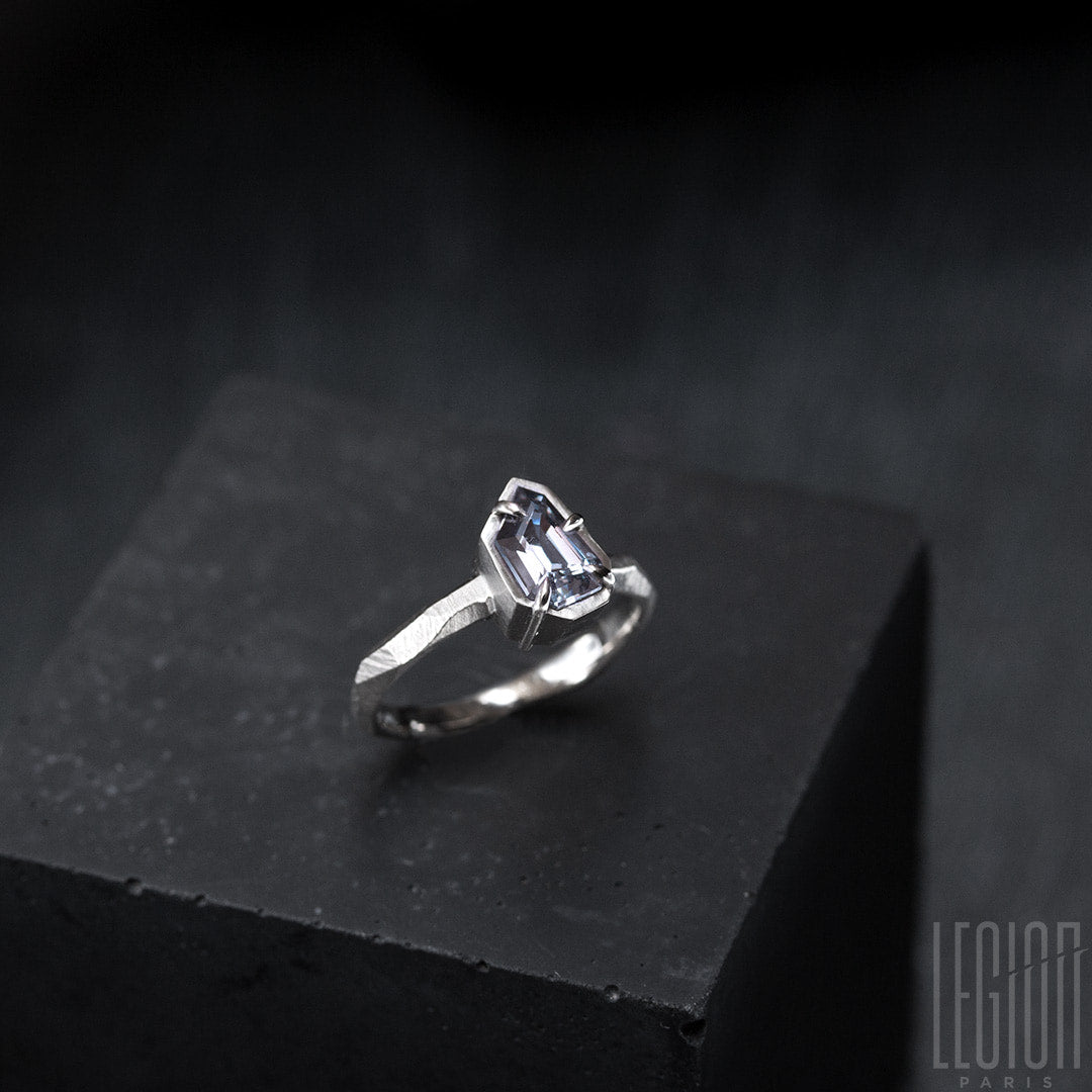 Bague en or blanc et spinelle gris indigo