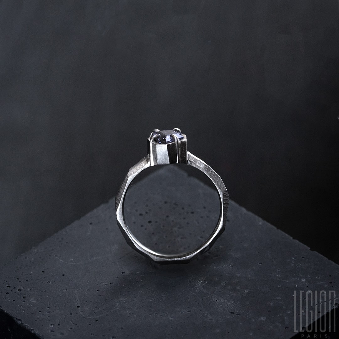 Bague en or blanc et spinelle gris indigo