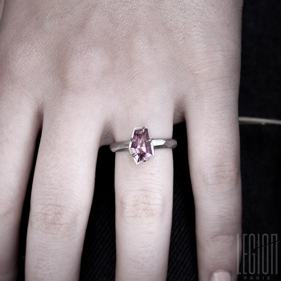 Bague en or blanc spinelle rose