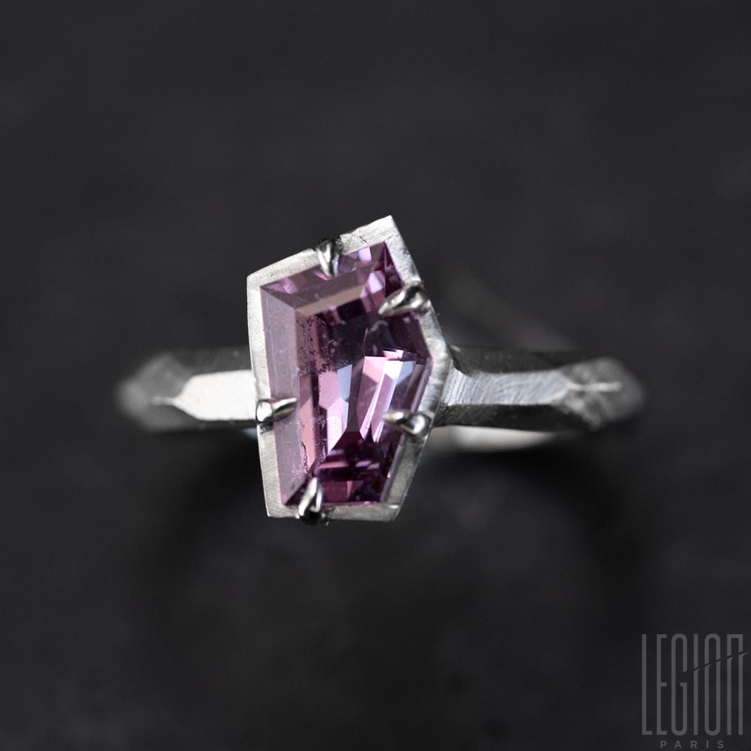 Bague en or blanc spinelle rose