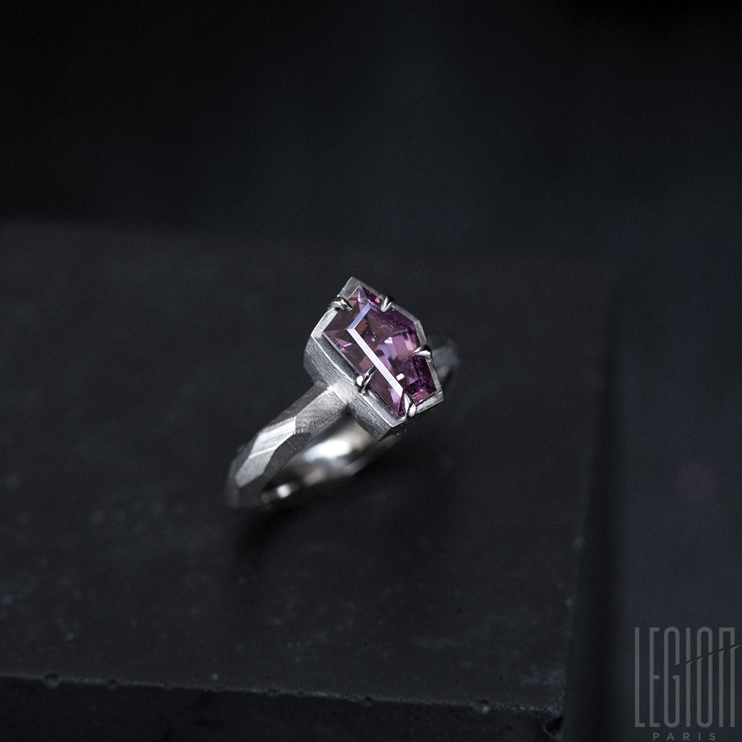 Bague en or blanc spinelle rose