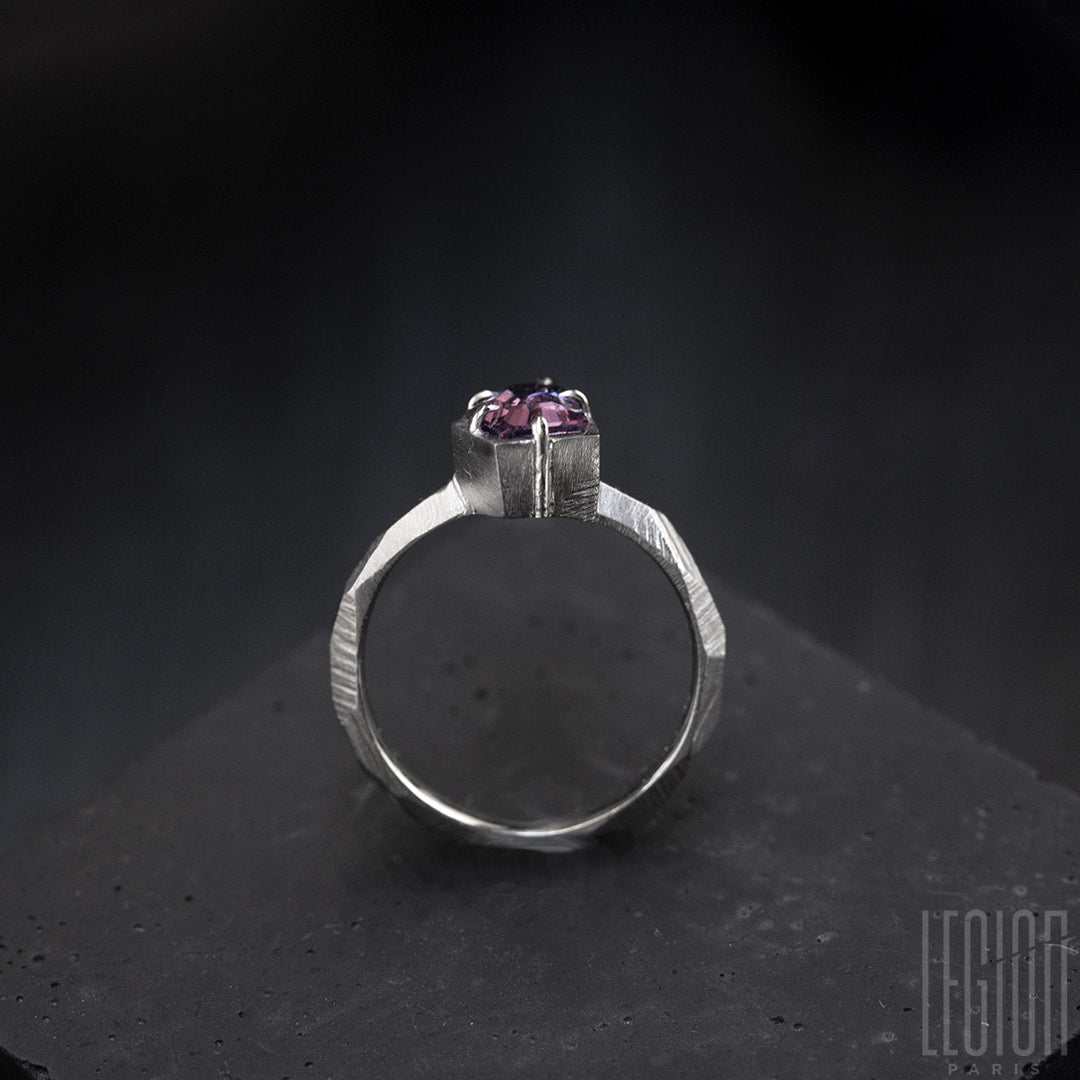 Bague en or blanc spinelle rose