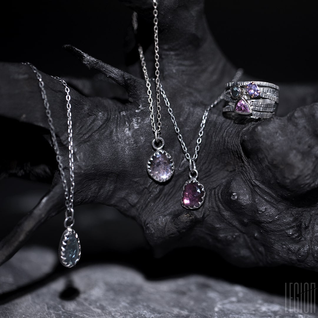 pendentifs et bague spinelles gris