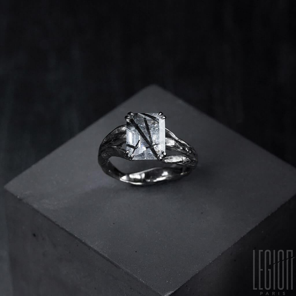 bague de fiançailles Legion Paris en or blanc 750 avec une pierre transparente et noire avec un corps de bague texturé