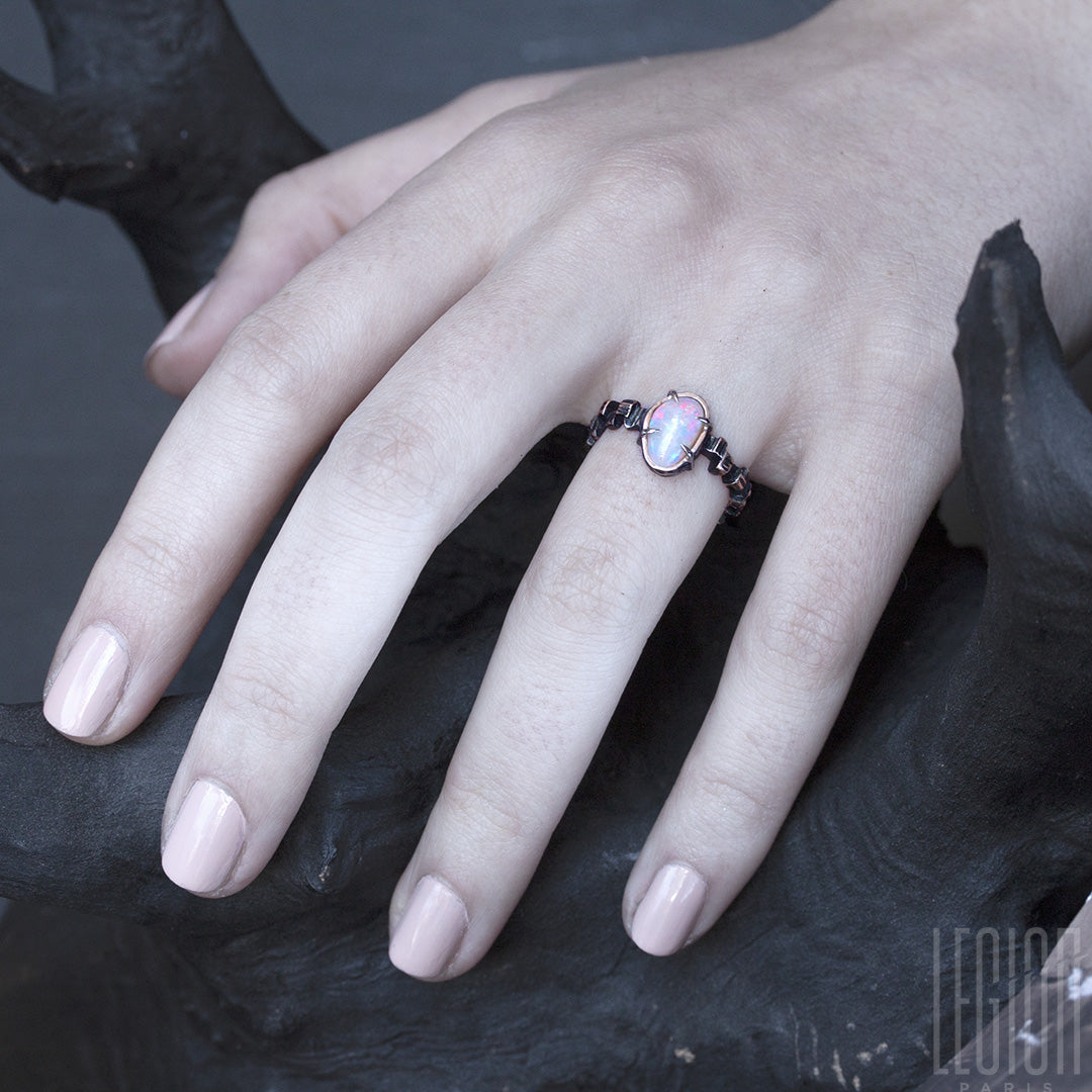 Bague exceptionnelle, pièce unique sur mesure, en or rouge vieilli avec une opale blanche d'Australie. Design contemporain.