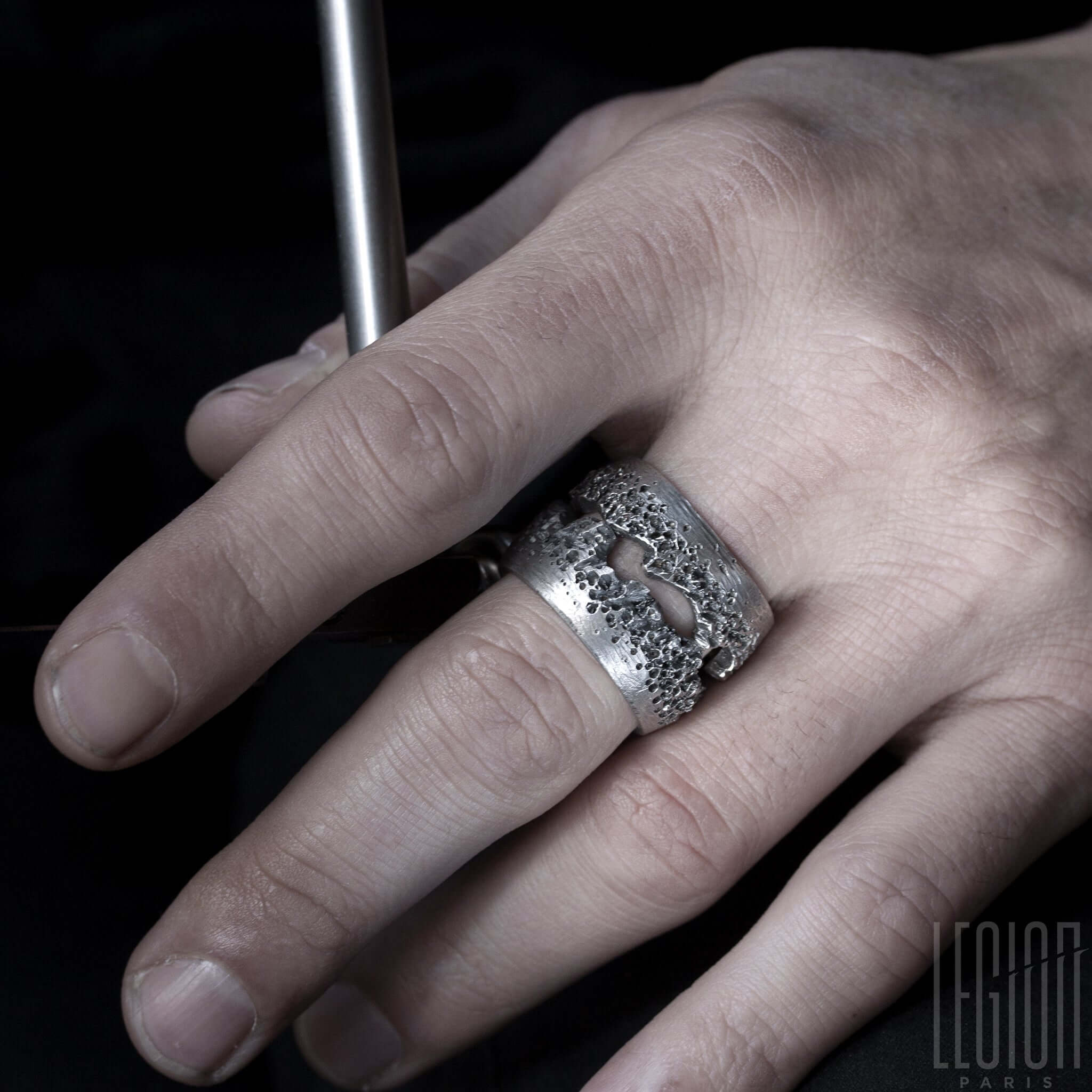 bague massive en argent noir texturée