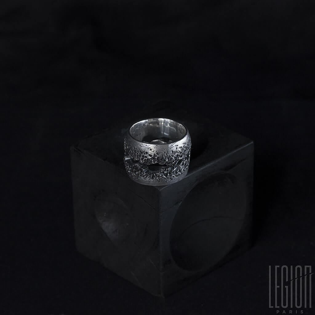 bague massive en argent noir texturée
