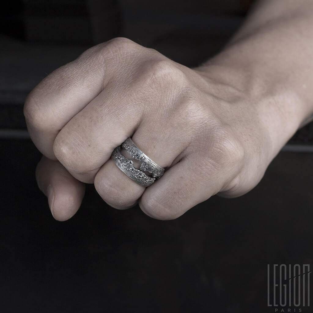 BAGUE EN ARGENT NOIR TEXTUREE