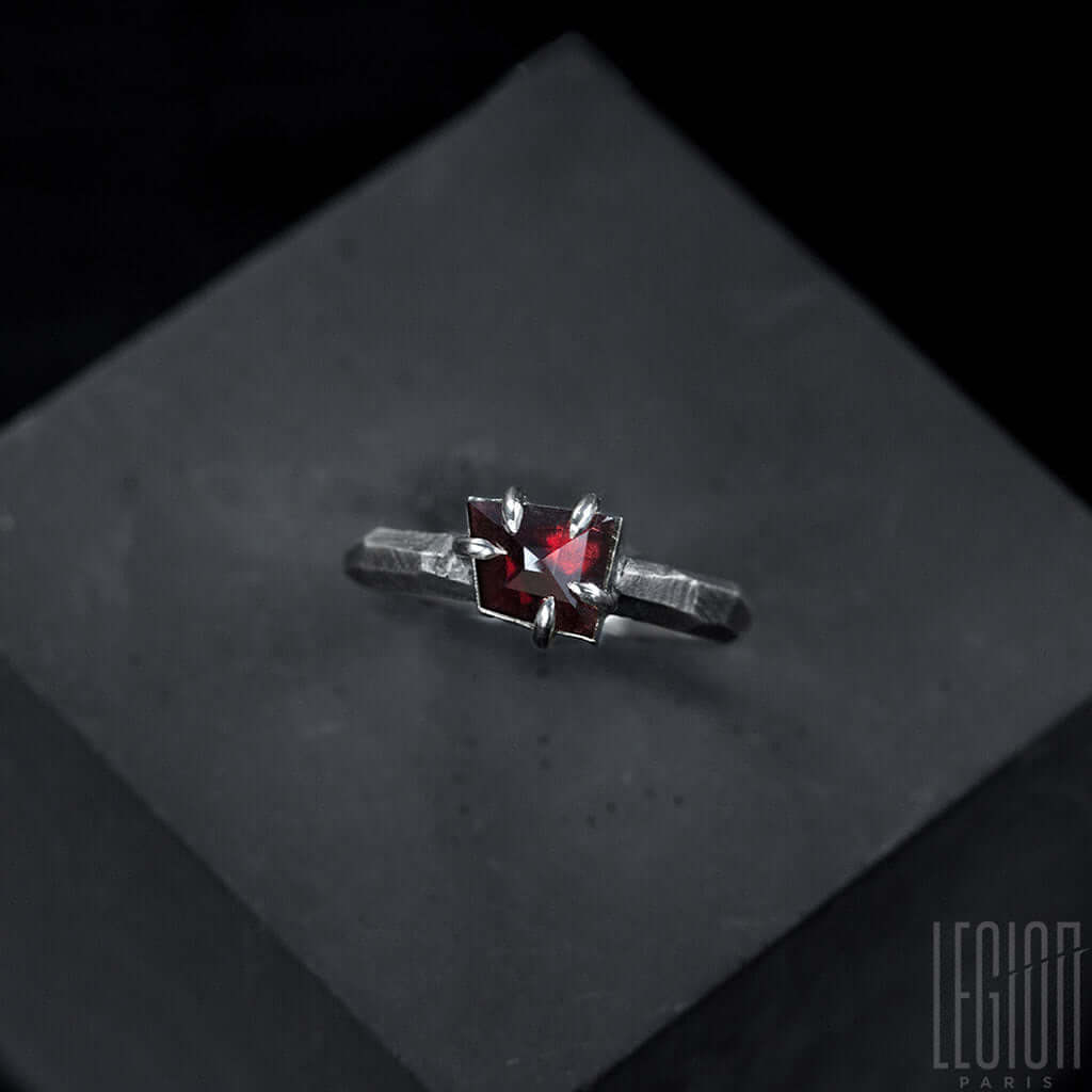 Bague contemporaine Legion paris avec une pierre centrale rouge grenat en argent 925.