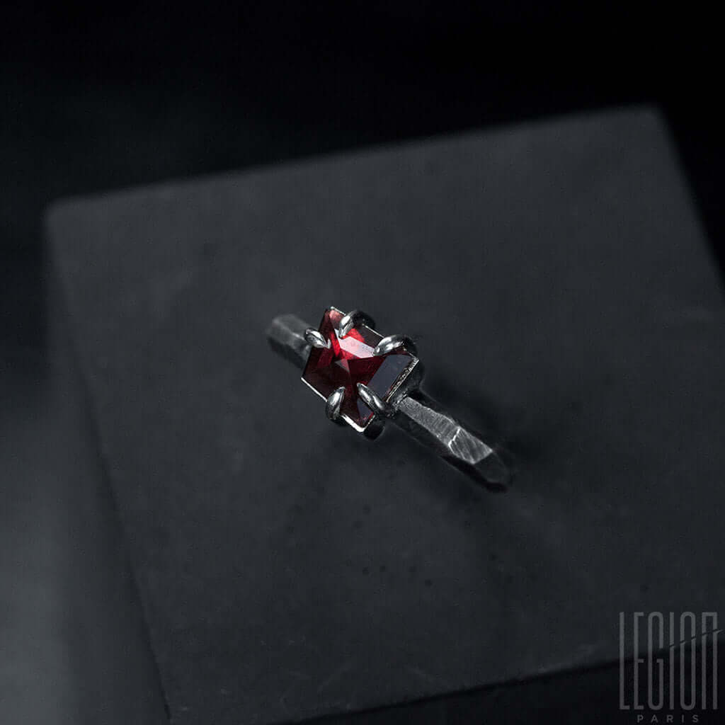 bague Legion paris corps de bague facetté et pierre centrale rouge grenat
