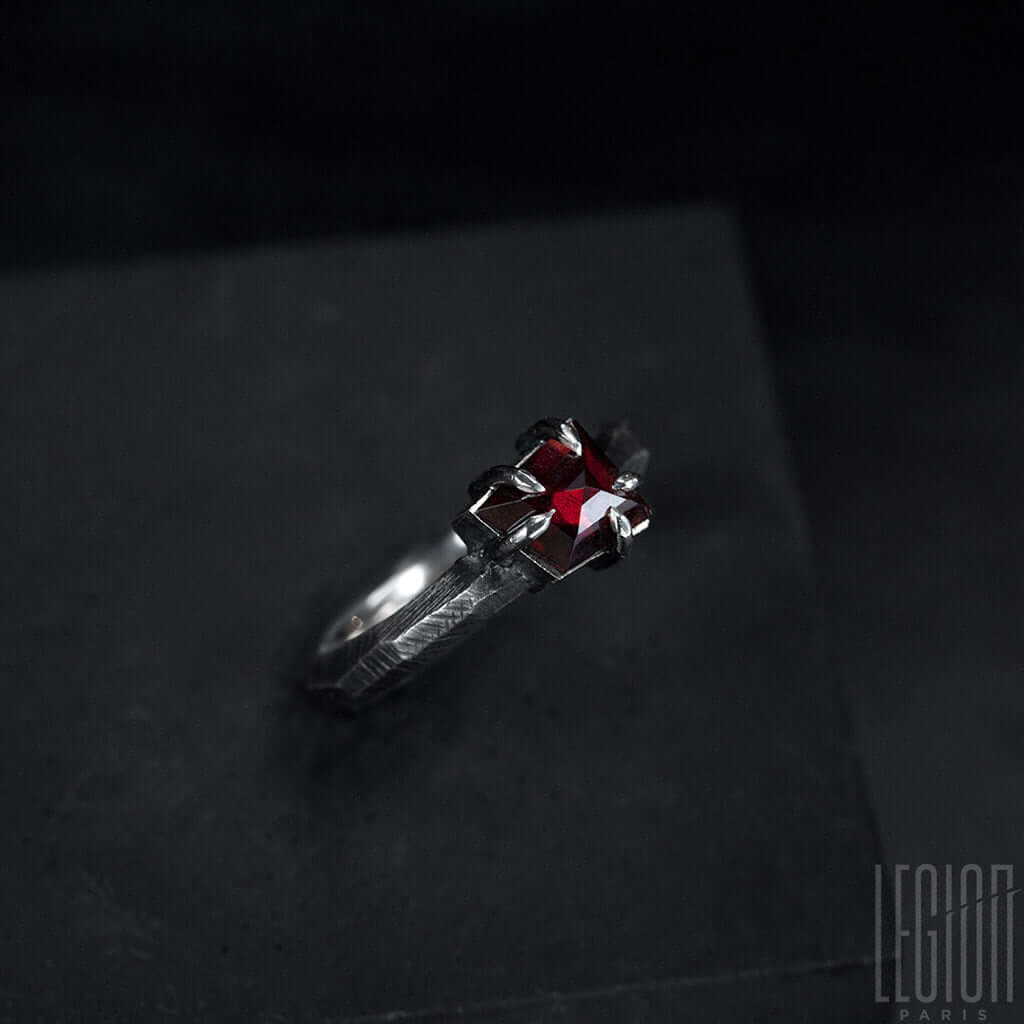 vue de côté d'une bague en argent 925 texturée. Bijou contemporain Legion Paris