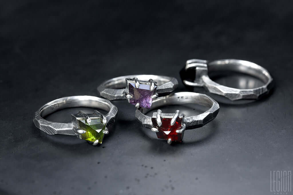 ensemble de bagues en argent noir avec des pierres de différentes couleurs