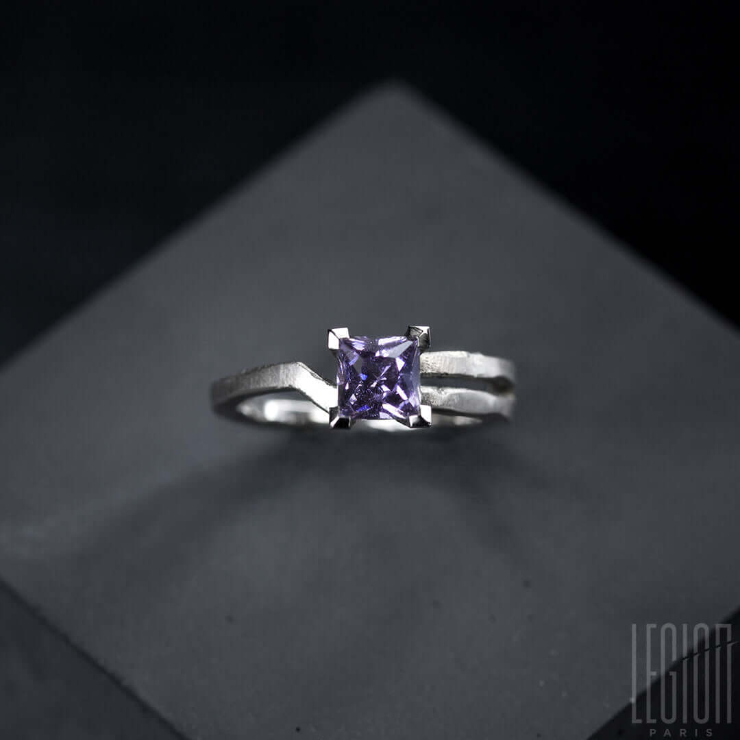 bague Legion Paris en or blanc 750 sertie d'un spinelle mauve taille Princesse