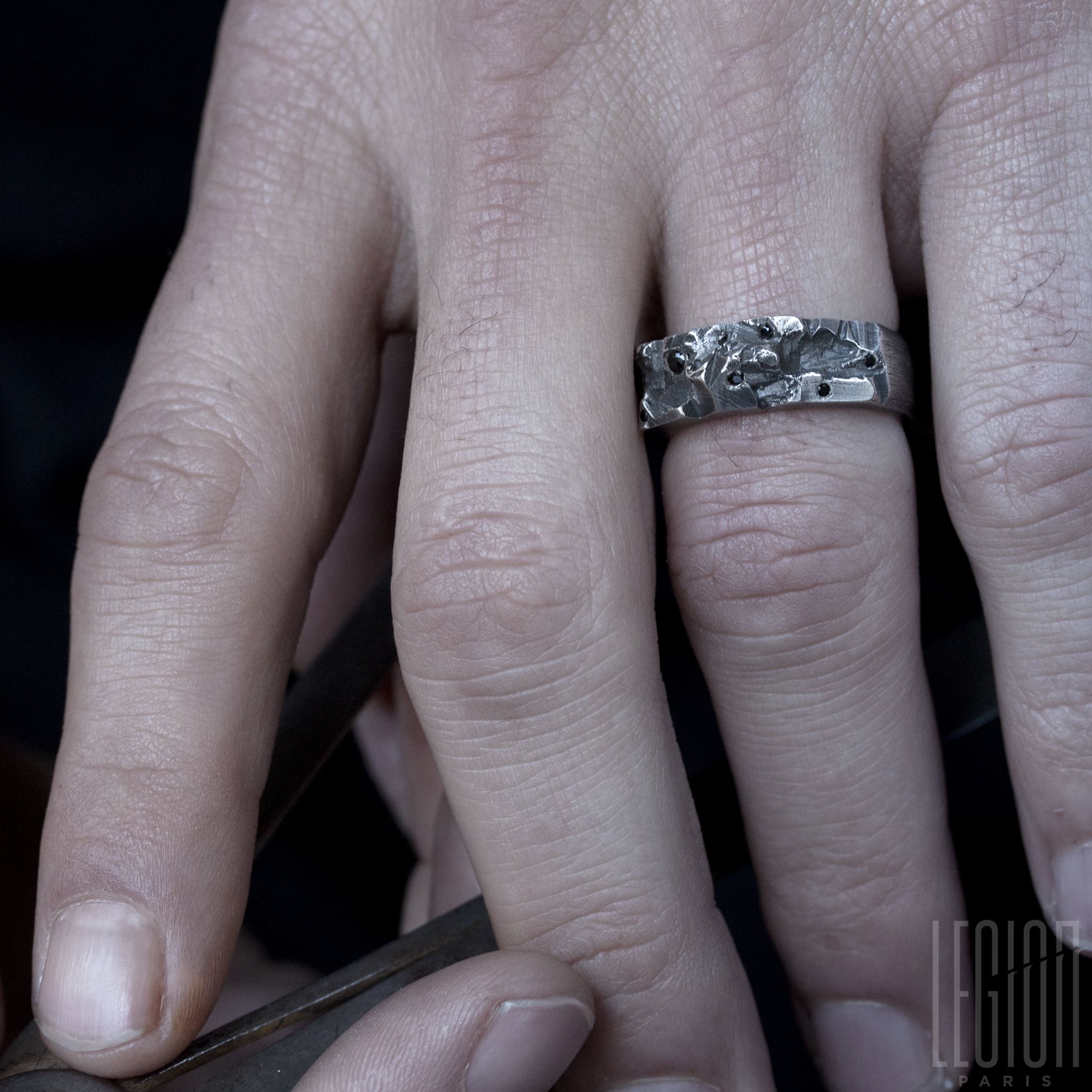 bague texture roche argent diamants noirs 1 Legion paris
