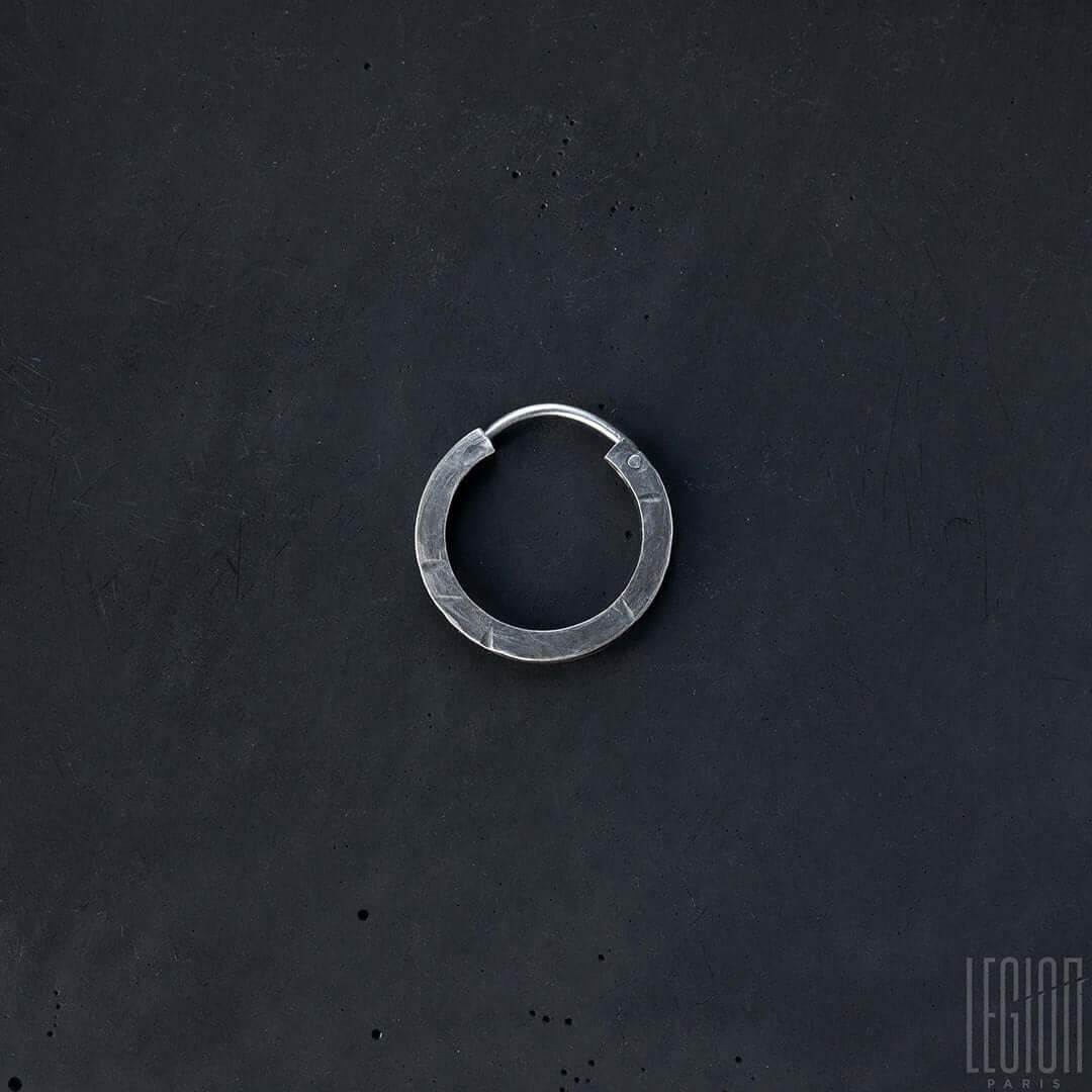 boucle d'oreille artisanale, brute, argent noir