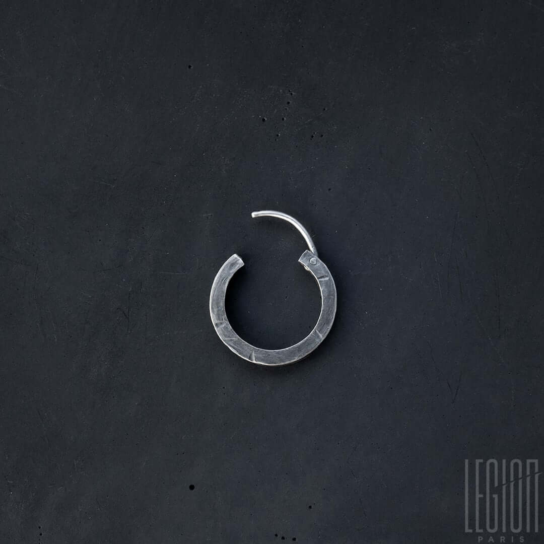 boucle d'oreille artisanale, brute, argent noir