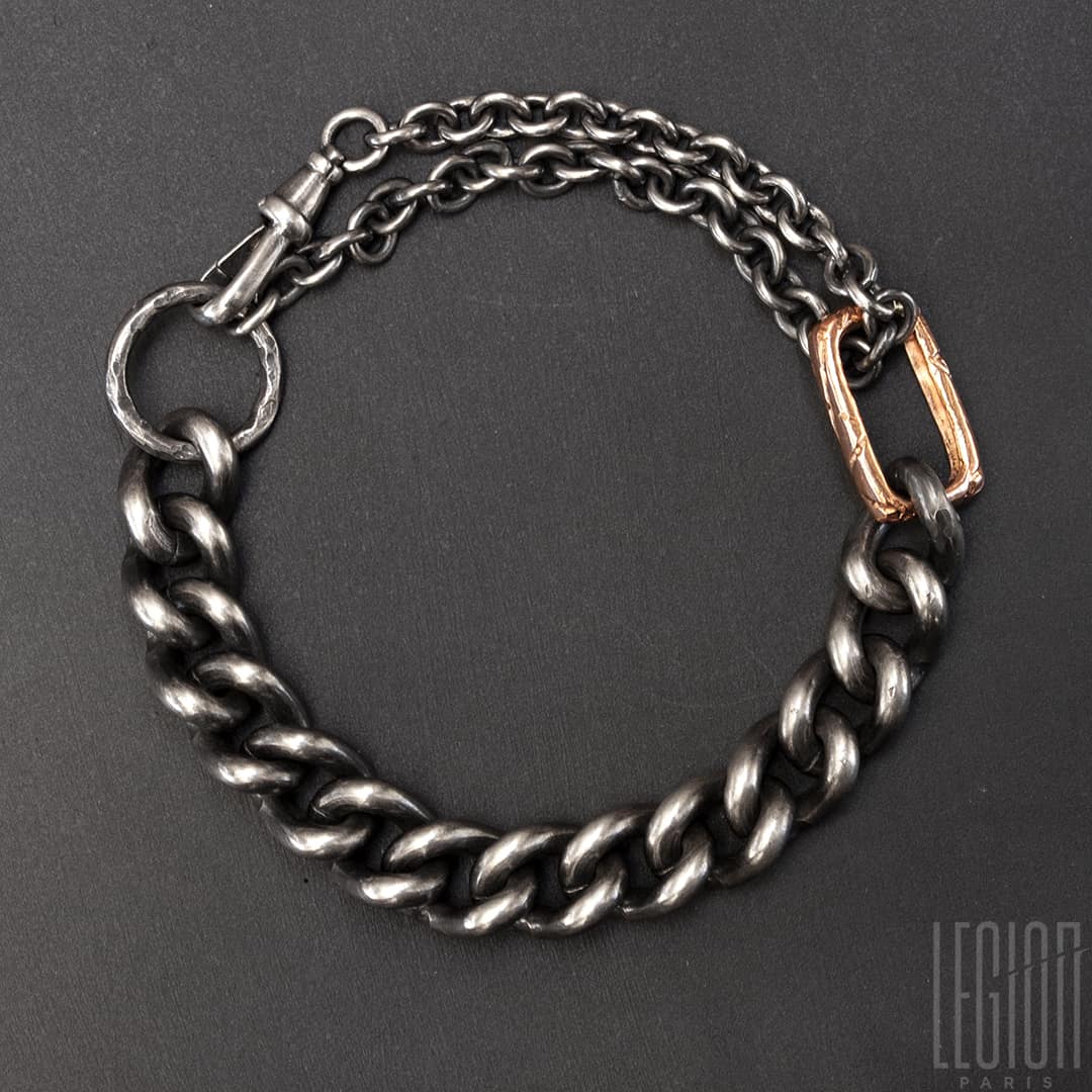 bracelet en chaine en argent noir. grosse maille gourmette ronde et chaine forcat ronde qui passe en double dans un anneau en or rouge.