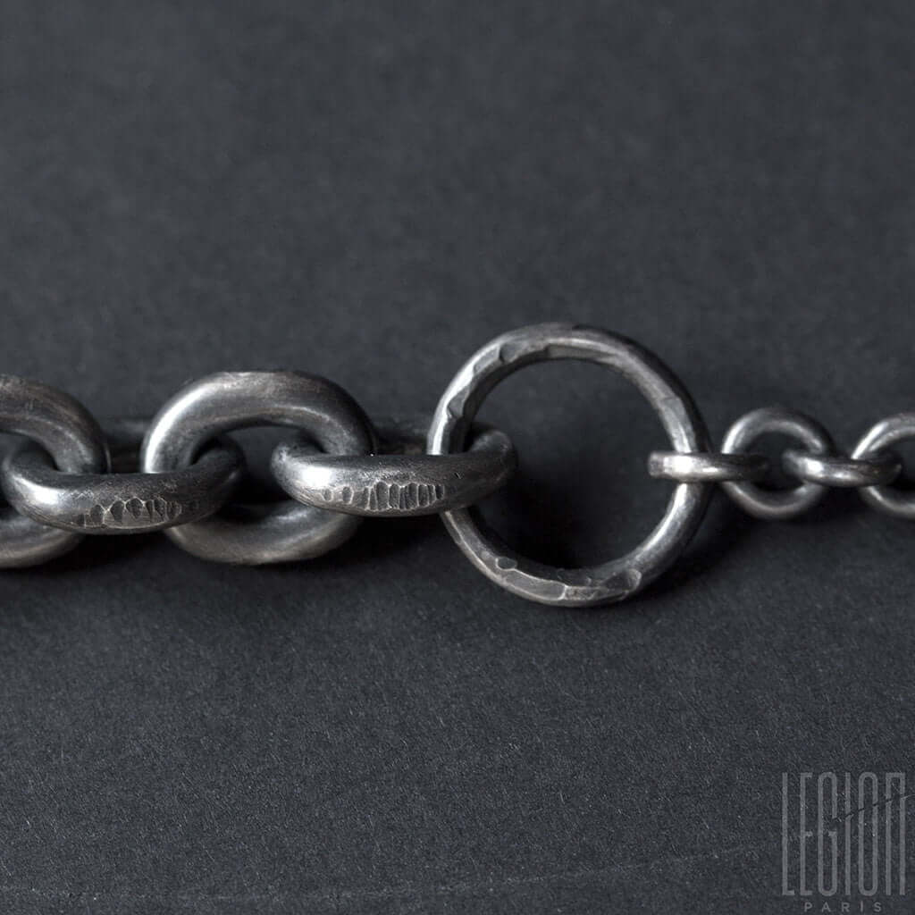 Detail d'un bracelet en argent avec deux chaines de différentes tailles