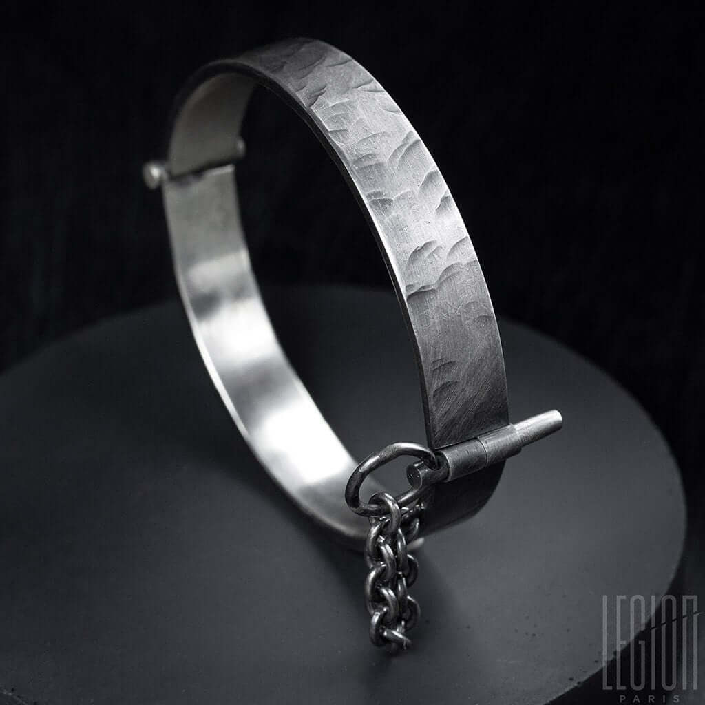 bracelet rigide en argent noir avec une goupille