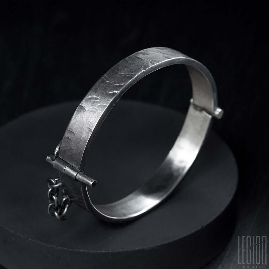 vue de côté bracelet rigide en argent noir avec une goupille