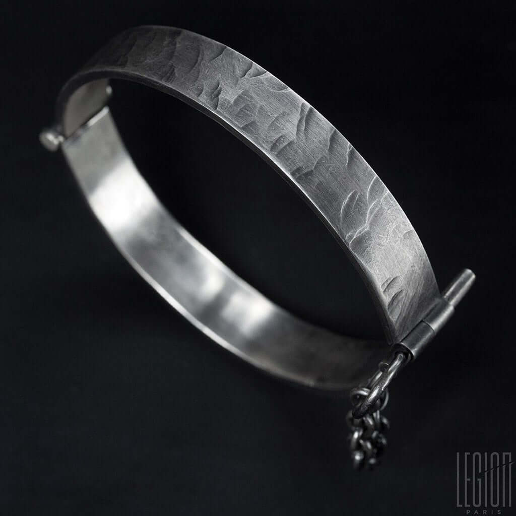 bracelet rigide en argent noir avec une goupille