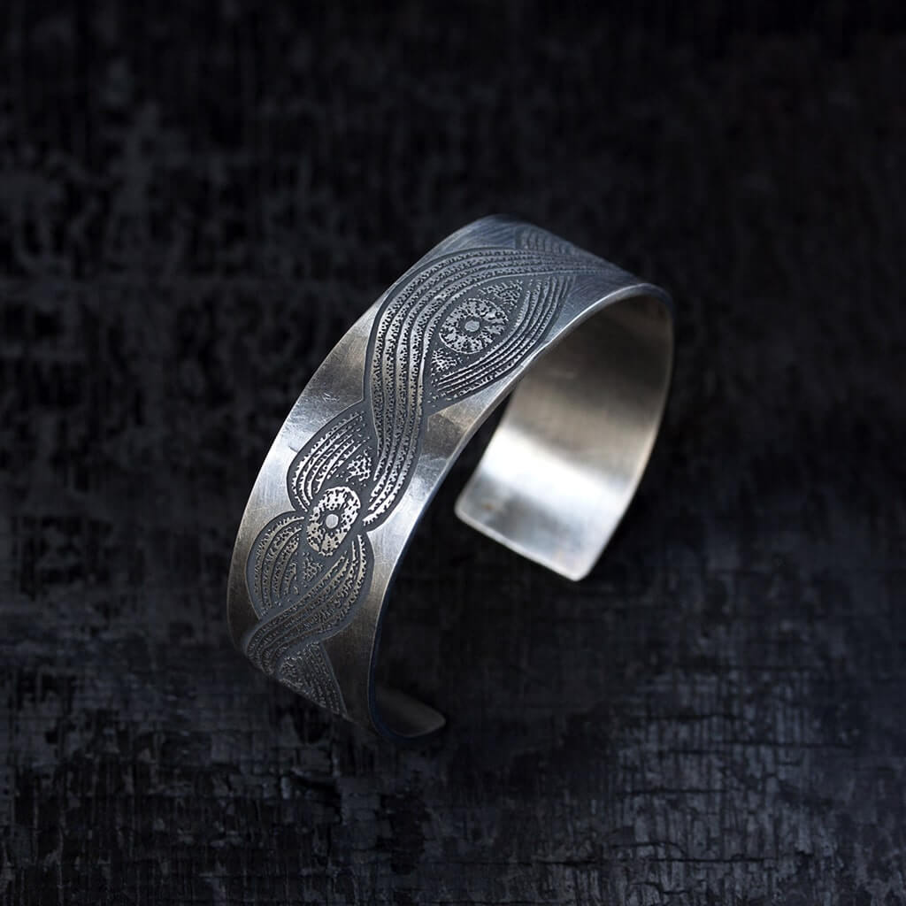 bracelet large en argent avec dessin gravé
