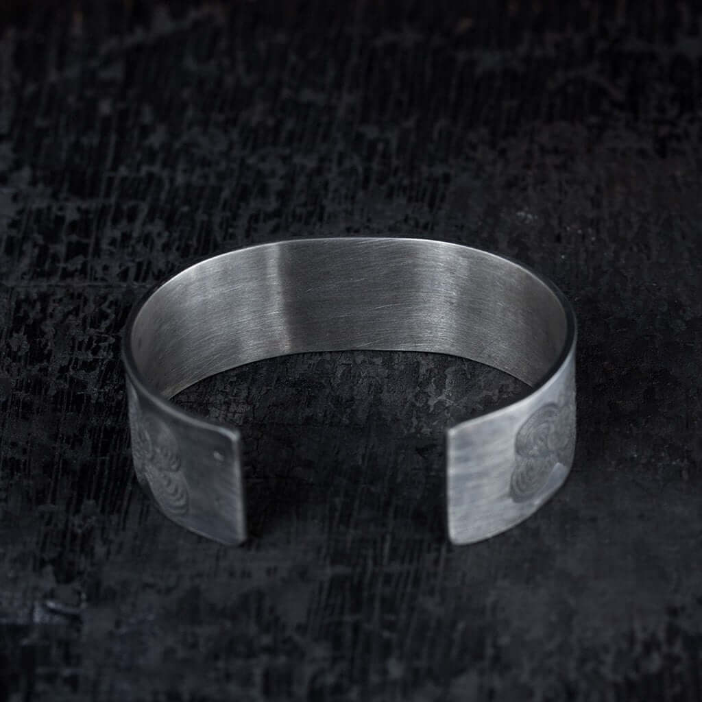 vue arriére d'un bracelet large en argent avec dessin gravé