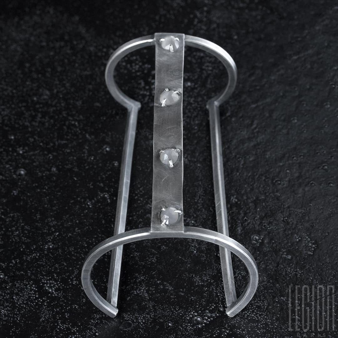 Manchette Legion Paris en argent noir et sertie de 4 pierres de lunes grises
