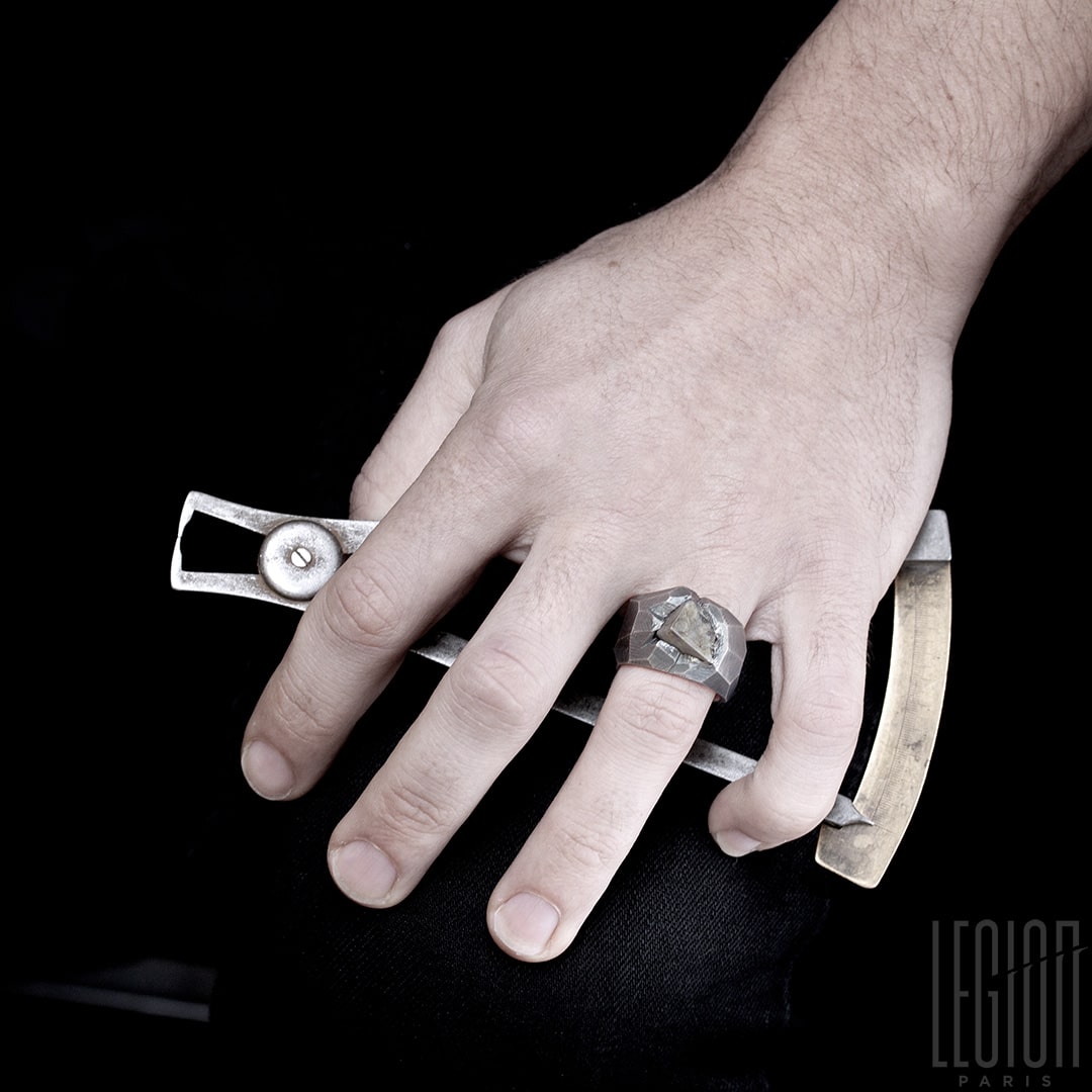 bague massive chevalière en argent noir et météorite