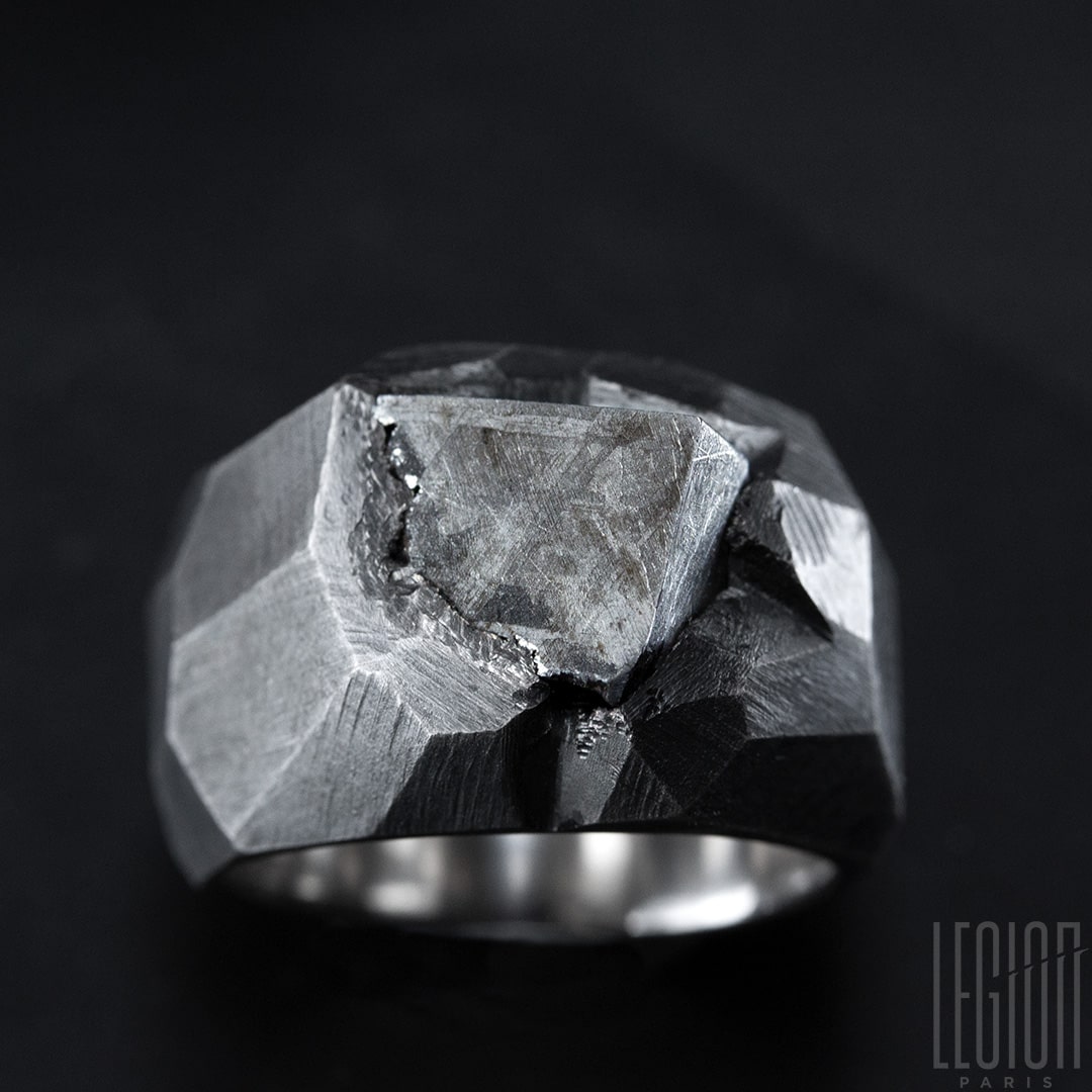 bague massive chevalière en argent noir et météorite