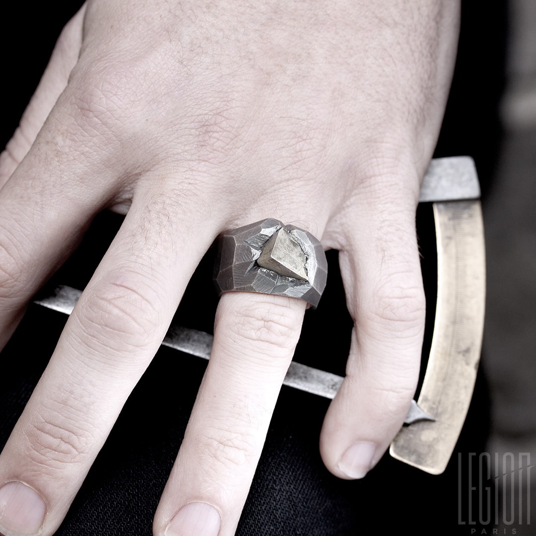 bague massive chevalière en argent noir et météorite