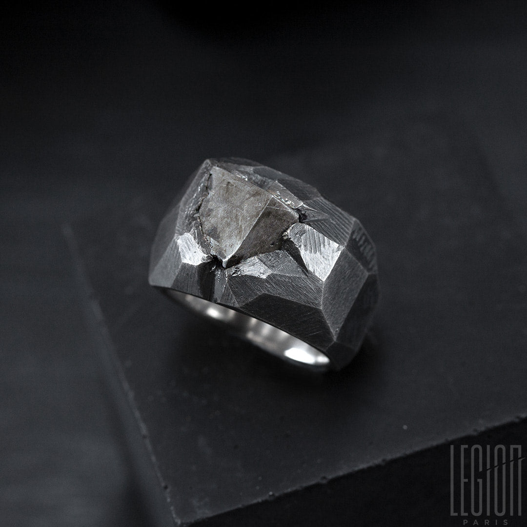 bague massive chevalière en argent noir et météorite