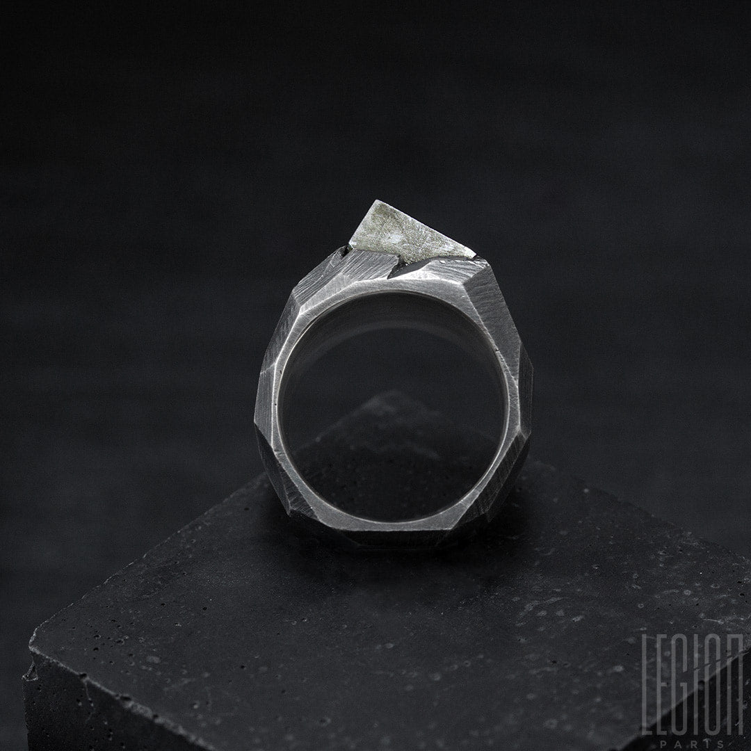 bague massive chevalière en argent noir et météorite