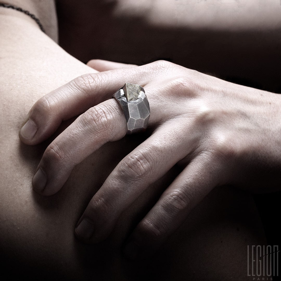 bague massive chevalière en argent noir et météorite