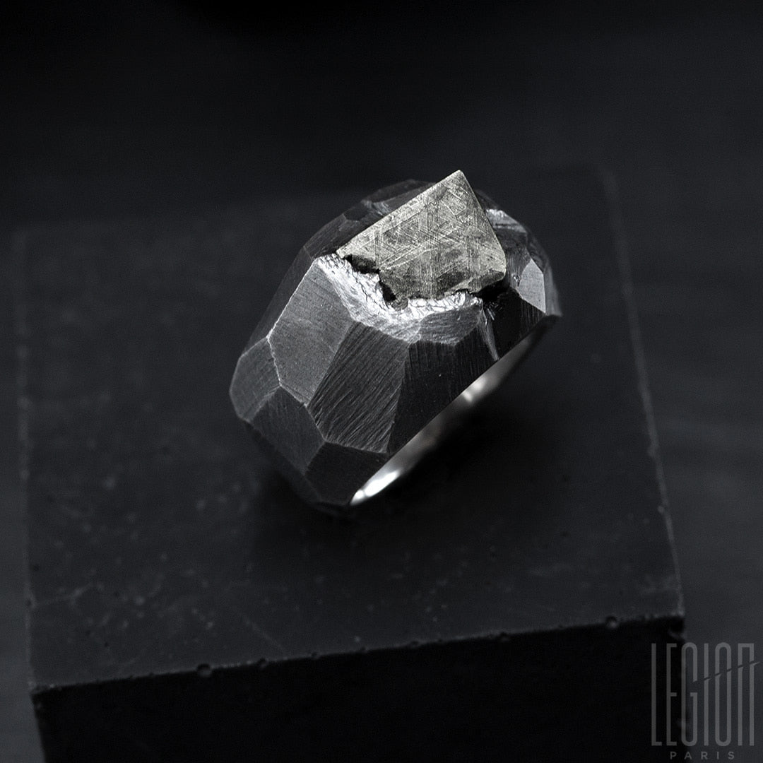 bague massive chevalière en argent noir et météorite