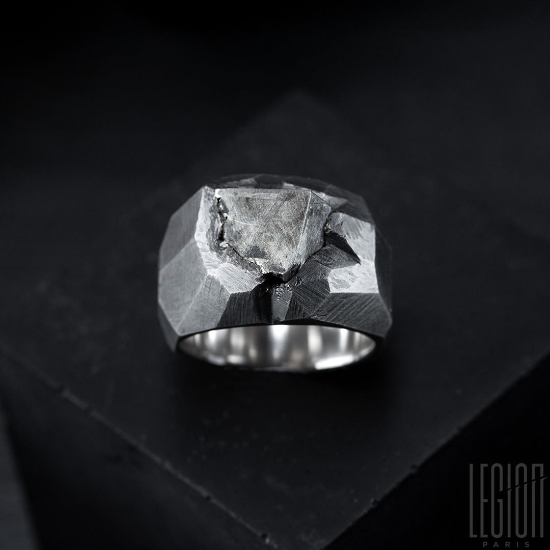 bague massive chevalière en argent noir et météorite