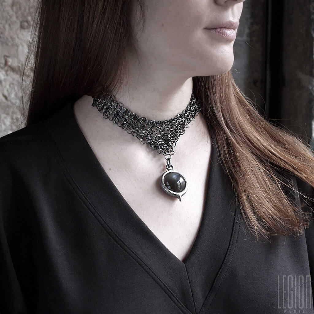 femme portant un collier en côte de maille en argent noir avec un gros pendentif en pierre de lune noire