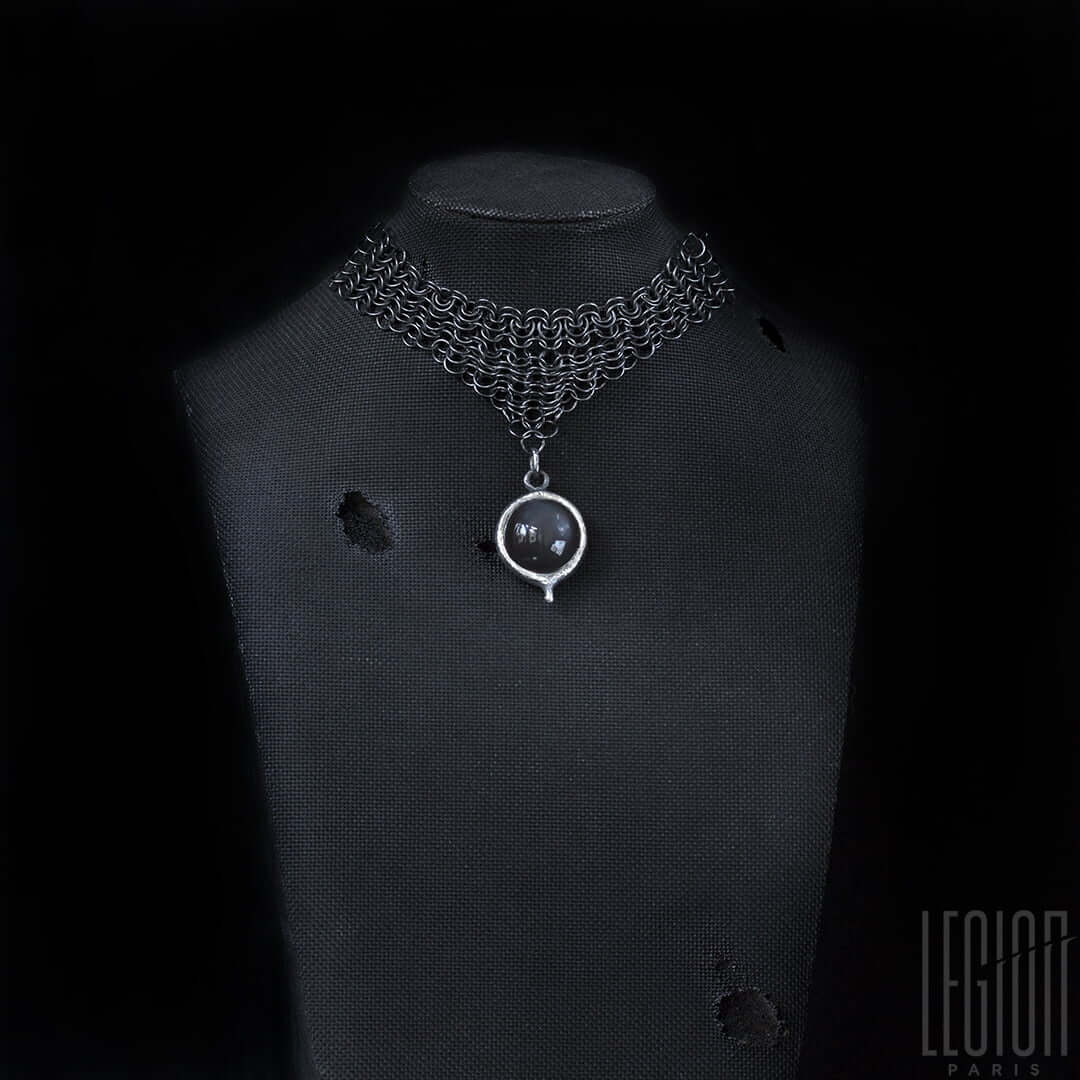 collier massif LEGION PARIS sur buste noir en argent noir 925 en côte de mailles et pierre de lune grise