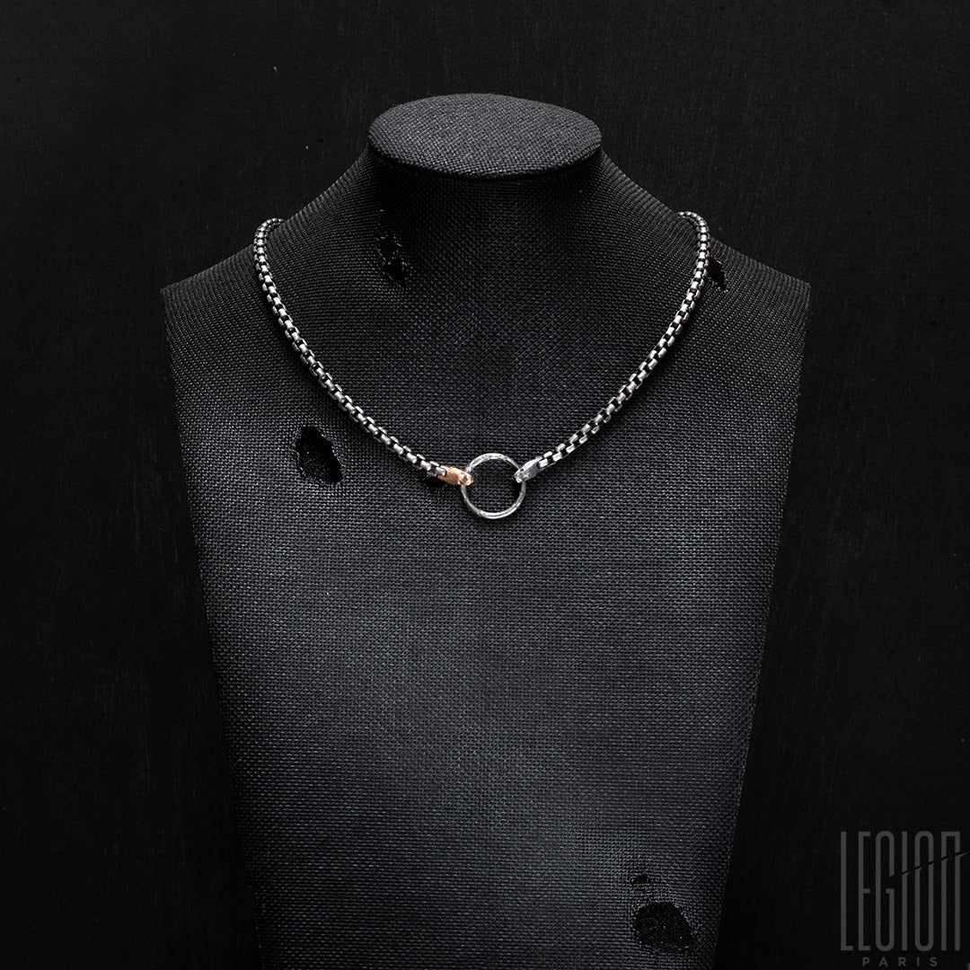 Collier avec une grosse chaine venitienne en argent noir et or rouge avec des têtes de serpent.