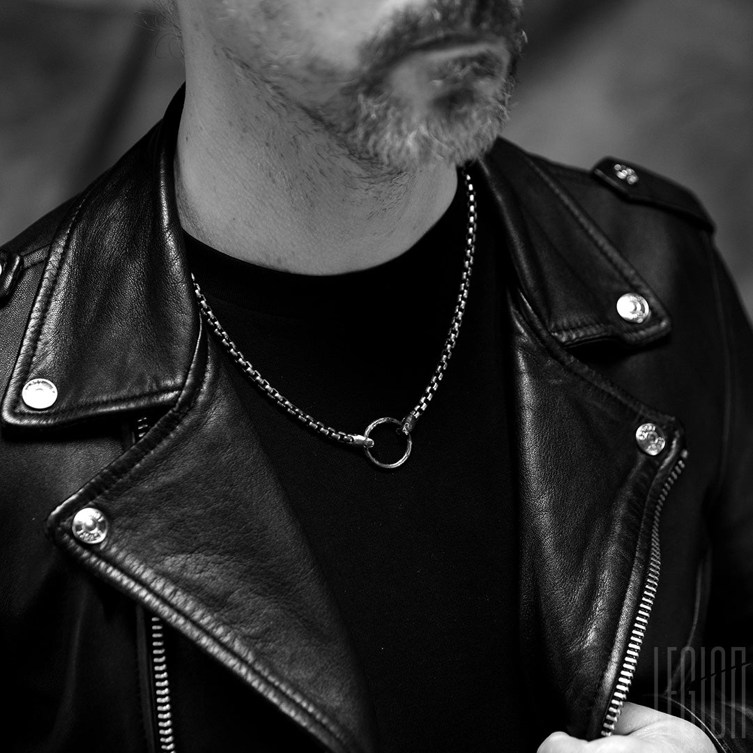 Collier avec une grosse chaine venitienne en argent noir et or rouge avec des têtes de serpent.