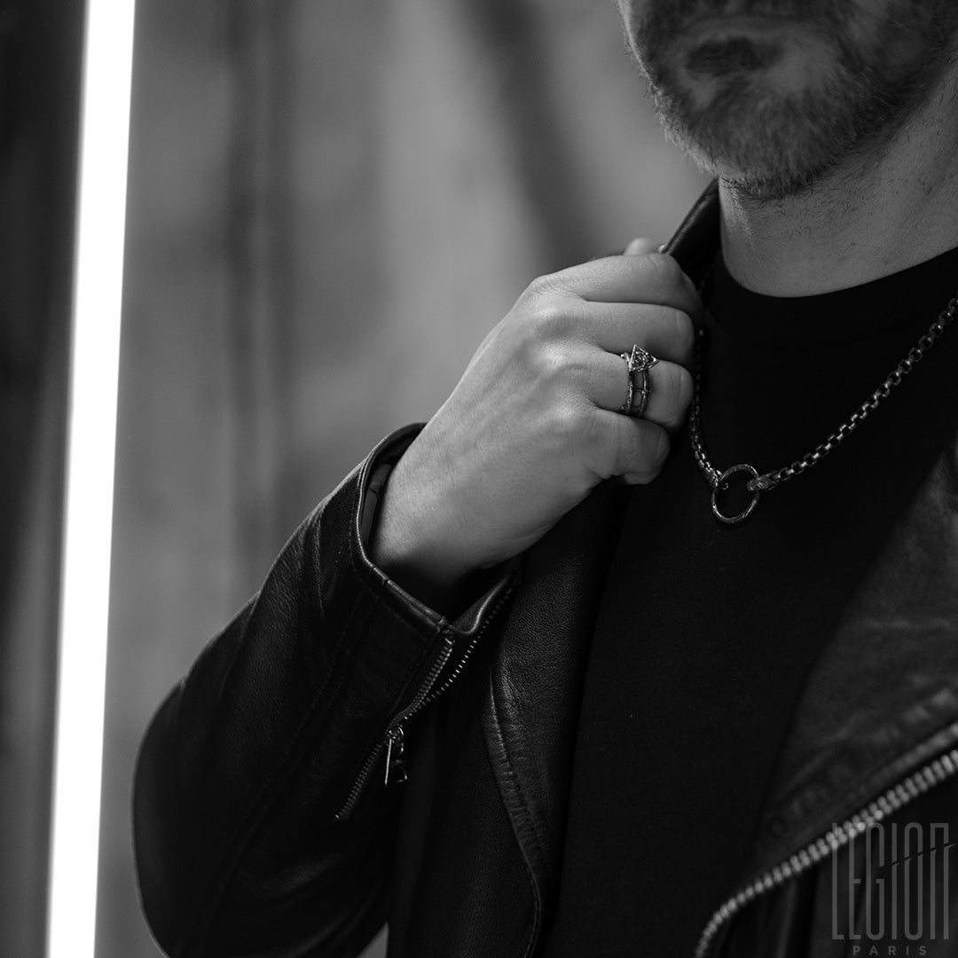 Collier avec une grosse chaine venitienne en argent noir et or rouge avec des têtes de serpent.