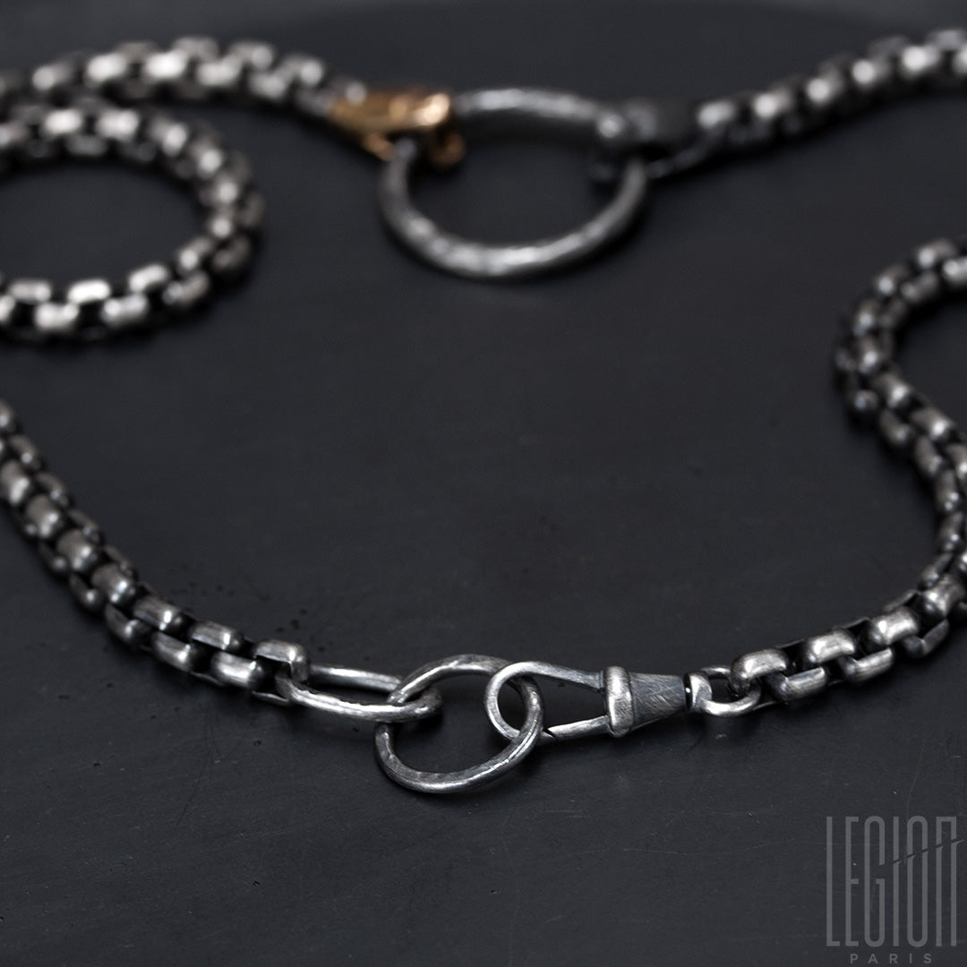 Collier avec une grosse chaine venitienne en argent noir et or rouge avec des têtes de serpent.