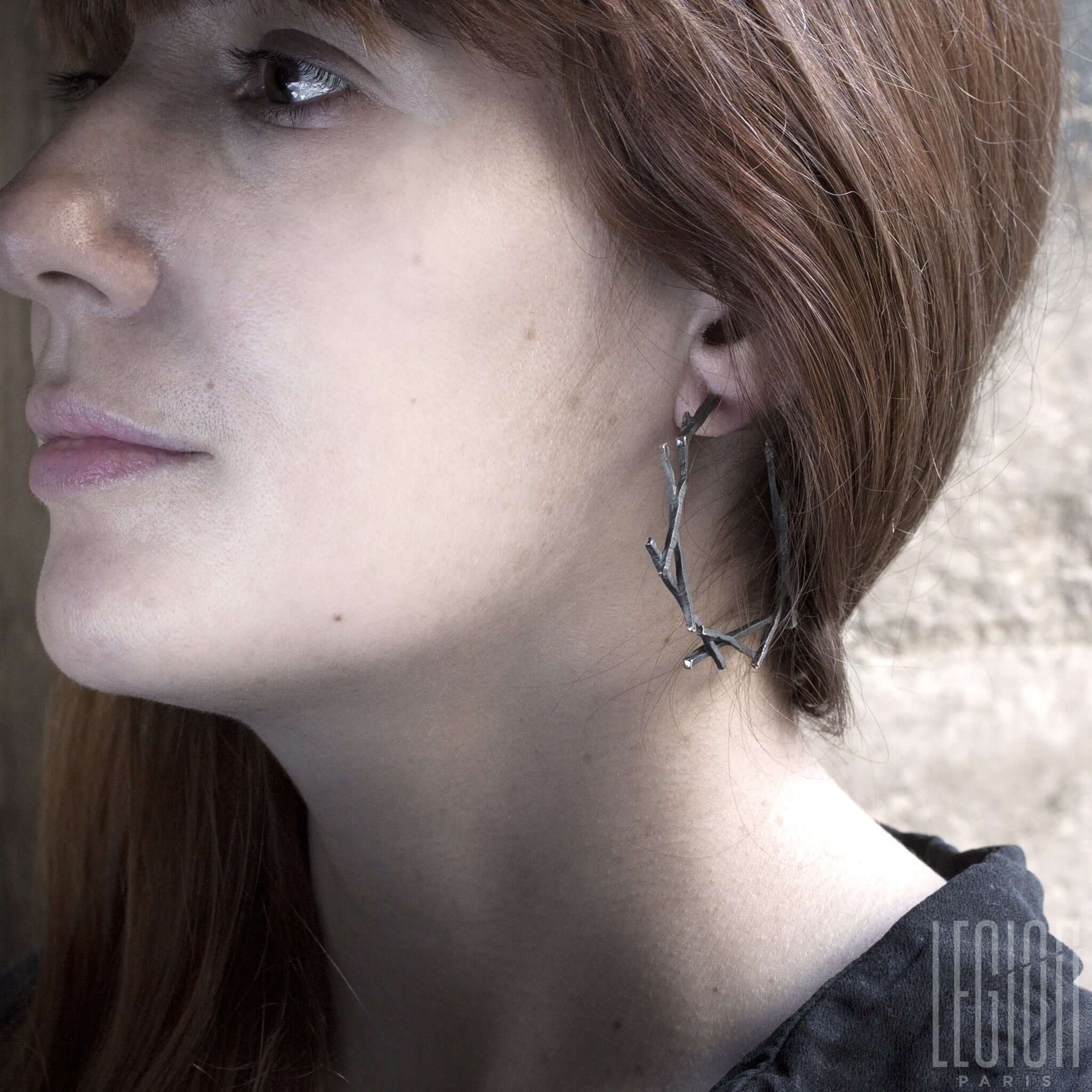BOUCLE D'OREILLE CREOLE EN ARGENT NOIR MARTELÉ