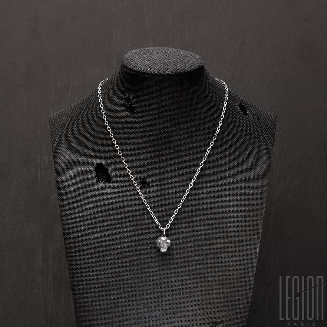 buste en tissu noir avec un pendentif en argent noir représentant une tête d'ours avec deux diamants noirs à la place des yeux sur une chaine forçat diamantée en argent noir